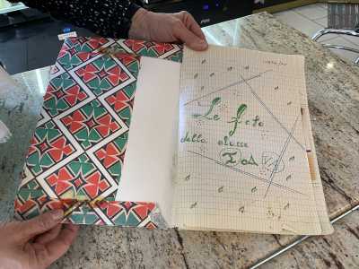 La docente, emozionata, ci mostra alcune foto della sua prima classe (era la sezione A), ritratta in tutti i cinque anni di scuola elementare